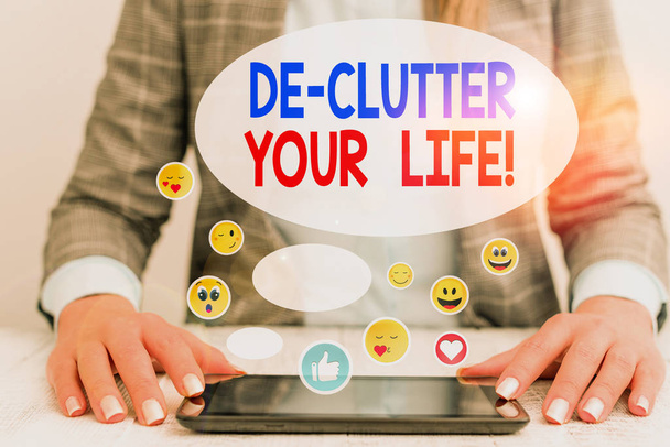 Слово писать текст De Clutter Your Life. Бизнес-концепция для удаления ненужных предметов из неопрятных или переполненных мест
. - Фото, изображение