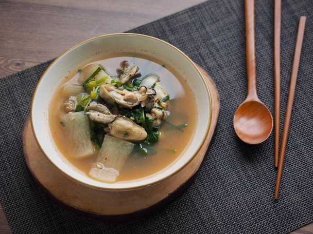 Κορεάτικη παραδοσιακή σούπα με στρείδια, Gukbap - Φωτογραφία, εικόνα