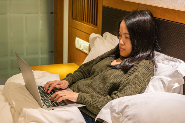 Asian woman working on laptop in the business trip - Fotó, kép