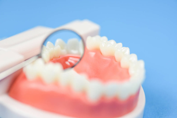 Tandheelkundige zorg concept - tandarts gereedschap met kunstgebit tandheelkunde tegen - Foto, afbeelding