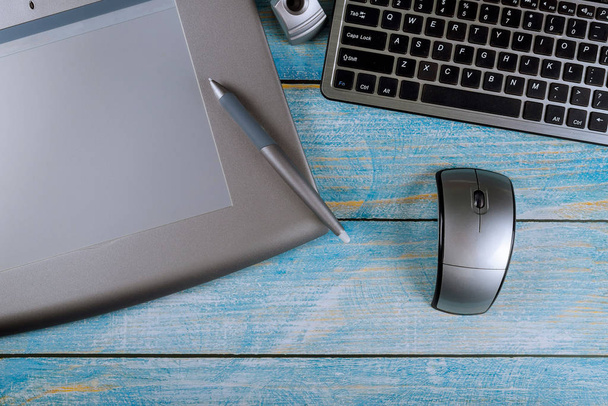 Digitaaliset laitteet kannettavan tietokoneen ja graafisen tabletin toimistopöydällä
 - Valokuva, kuva