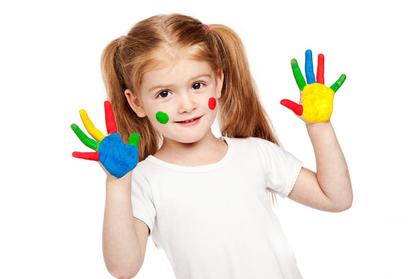 drie jaar oude gilr met helder geschilderde handen - Foto, afbeelding