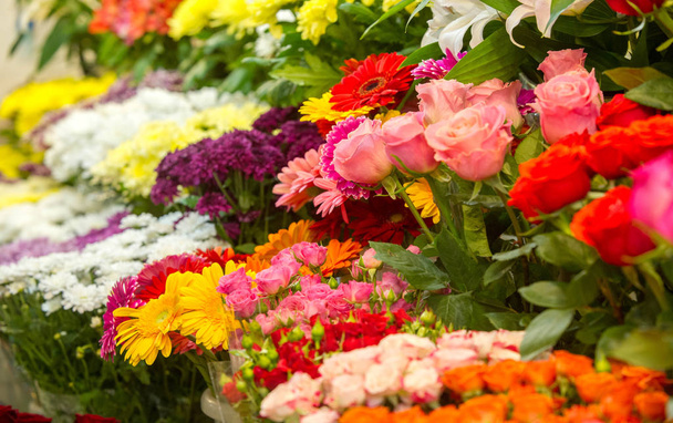 Букет квітів. привабливо організована група квітів, особливо подарована як подарунок або перенесена на церемонію. ніс, смак
 - Фото, зображення