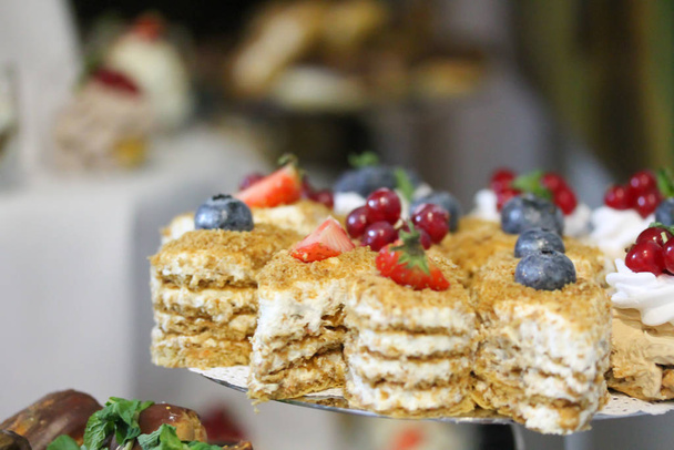 Mini gâteaux décorés de crème fouettée et de groseille fraîche
 - Photo, image