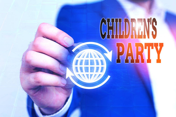 Piszę notatkę z "Children S Is Party". Biznesowe zdjęcie pokazujące spotkanie towarzyskie lub rozrywkę dla dzieci. - Zdjęcie, obraz