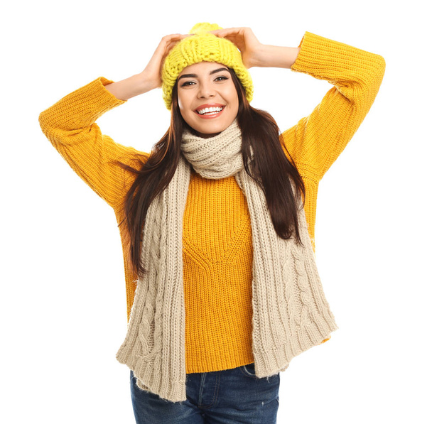 Mujer joven y feliz en ropa de abrigo sobre fondo blanco. Vacaciones de invierno
 - Foto, imagen