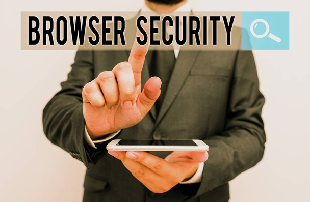 Schrijfbriefje met Browser Security erop. Bedrijfsfoto showcasing beveiliging aan webbrowsers ter bescherming van netwerkgegevens Mannelijke menselijke slijtage formele werkpak hold smartphone met de hand. - Foto, afbeelding