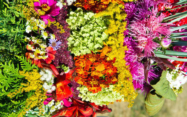 Букет цветов. Привлекательный букет цветов, особенно представленный в качестве подарка или ношенный на церемонии. нос, аромат - Фото, изображение