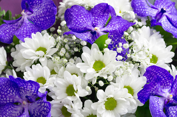 A virágcsokor egy virágkollekció kreatív elrendezésben. Virágcsokrok lehet rendezni a dekoráció otthonok vagy középületek, vagy kézi. - Fotó, kép