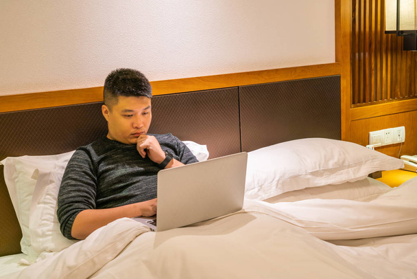 Młody człowiek pracuje do późna na laptopie w nocy - Zdjęcie, obraz