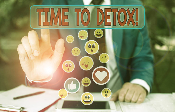 Pisanie notatki wskazujące czas na detox. Business Photo gablota kiedy oczyścić organizm z toksyn lub zaprzestać spożywania narkotyków. - Zdjęcie, obraz