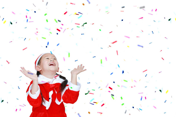 Gelukkig kind meisje in Santa kostuum jurk met kopieerruimte op wit - Foto, afbeelding