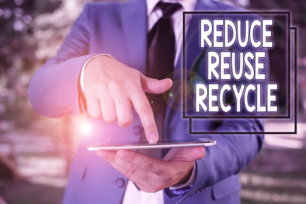 Fogalmi kézírás, amely bemutatja az újrahasznosítás csökkentését. Üzleti fotó szöveg környezetvédelmileg felelős fogyasztói magatartás Üzletember kék lakosztályban nyakkendővel tartja lap tetején a kezében. - Fotó, kép