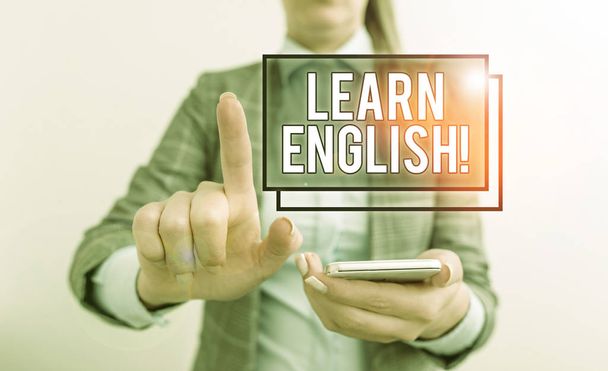 Szöveges jel, ami angolul tanul. Koncepcionális fotónyereség új nyelven tanulmánnyal Üzleti koncepció mobiltelefonnal és üzletasszonnyal. - Fotó, kép