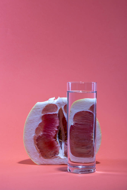 Natura morta con pomelo e un bicchiere d'acqua
 - Foto, immagini