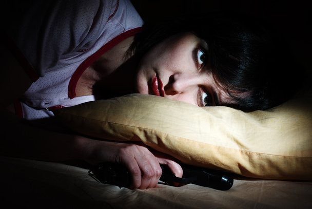 Women awoke with the gun under the pillow - Φωτογραφία, εικόνα