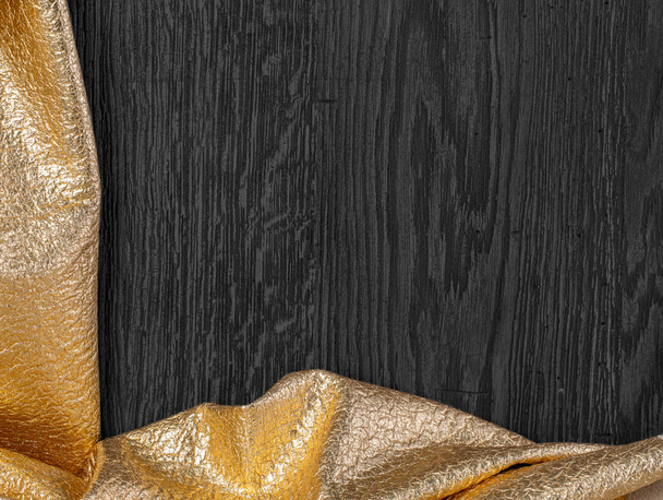 dřevěná tmavá textura se zlatým textilem - Fotografie, Obrázek