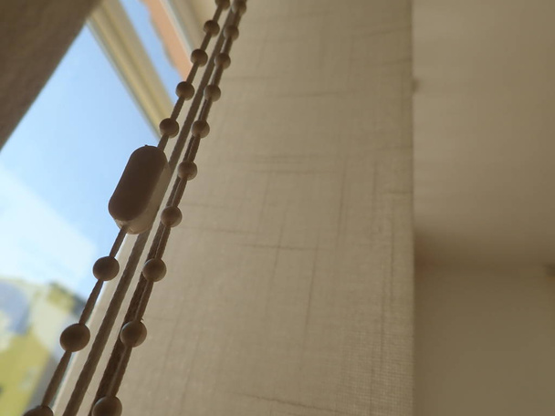 jalousie verticale intérieure suspendue à une fenêtre
 - Photo, image