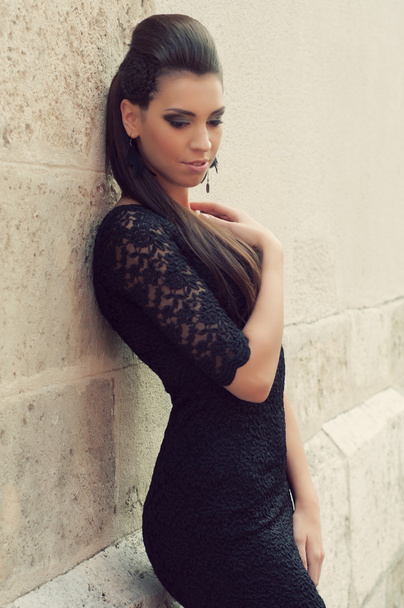 sokakta siyah elbiseli Bayan Güzellik - Fotoğraf, Görsel