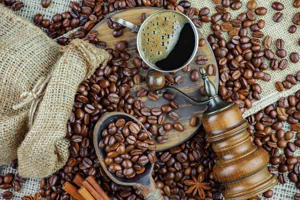 Czarna kawa na starym tle w filiżance - Zdjęcie, obraz