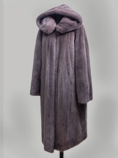Fur srst norka světle fialová, rovný střih s kapucí pro katalog - Fotografie, Obrázek