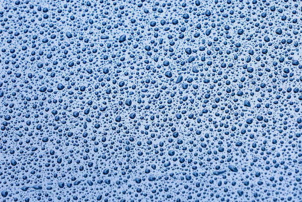 Superfície azul com gotas de água da chuva
   - Foto, Imagem