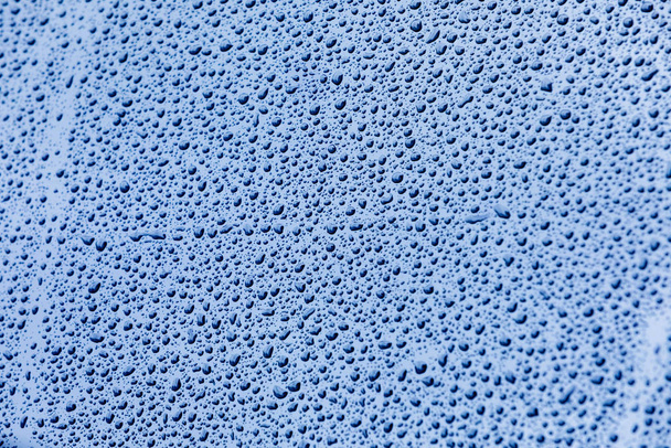 Μπλε επιφάνεια με σταγόνες βρόχινου νερού   - Φωτογραφία, εικόνα