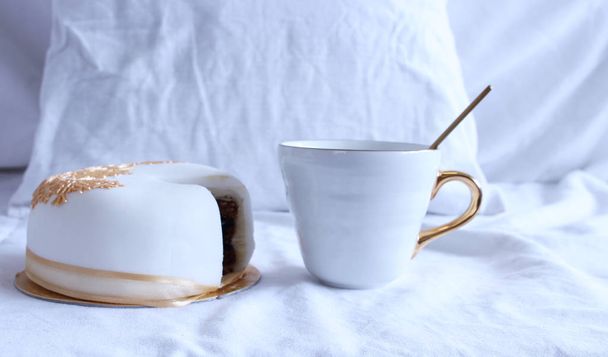 Gezellige winter ontbijt op bed stilleven scène. Dampende kop hete koffie, thee en lekkere taart. Kerstconcept. - Foto, afbeelding