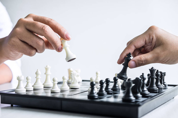 Uomo d'affari e donna d'affari giocare a scacchi e pensare a s
 - Foto, immagini
