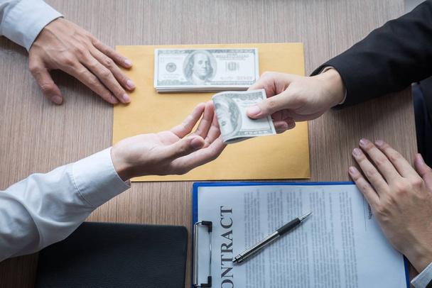 Dishonest cheating in illegal money, Businessman giving bribe mo - Фото, изображение