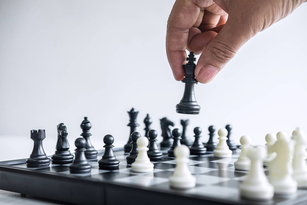 Femme d'affaires jouant aux échecs et la stratégie de réflexion sur crash o
 - Photo, image