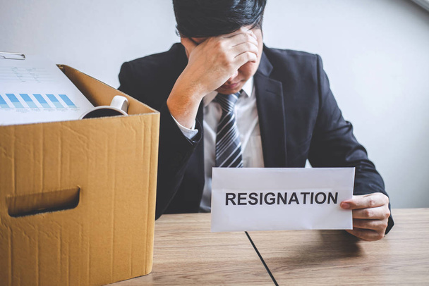 Podnikatel ve stresu se připraví na rezignaci - Fotografie, Obrázek