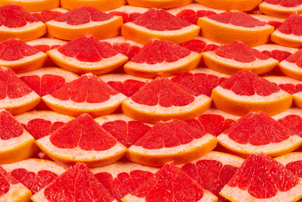 Grapefruit rode sappige plakjes achtergrond. bovenaanzicht. - Foto, afbeelding