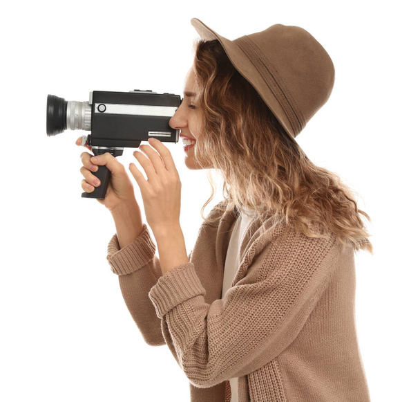 Красивая молодая женщина с винтажной видеокамерой на белом фоне
 - Фото, изображение