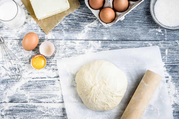 Dough mixing recipe bread, pizza or pie making ingridients, food flat lay on kitchen table background. Working with butter, milk, flour, eggs, sugar or bakery cooking. - Zdjęcie, obraz