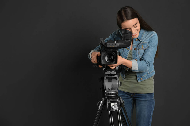 Üzemeltető professzionális videokamera fekete háttér, spa - Fotó, kép