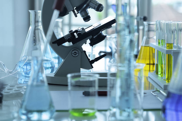Science Laboratory Eri lasitavarat lääketieteelliset laitteet kemian biologian näytteitä. Neste, heijastusmetallimikroskooppi, koeputket. Sininen sävy, tutkimus, kehitys ja terveydenhuollon käsite
. - Valokuva, kuva