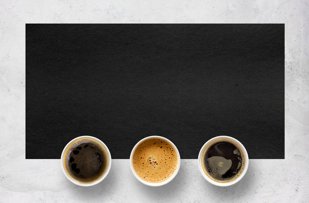 tazas de papel de café sobre fondo de mesa de cemento. vista superior
 - Foto, imagen