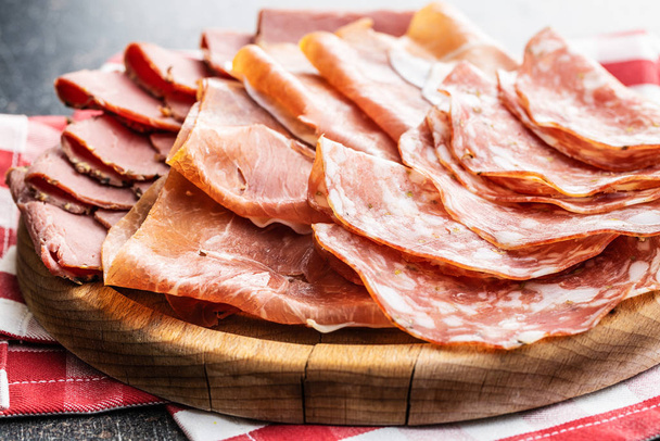 Sliced salami, prosciutto and roast beef. - Foto, afbeelding