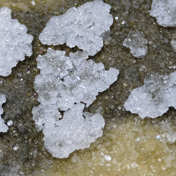 A természetben található sókristályok sötét alapon - Fotó, kép