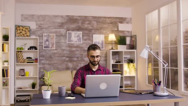Knappe Kaukasische freelancer werken op laptop van thuis. - Video