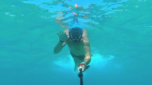 Człowiek pływa pod wodą w morzu - Materiał filmowy, wideo