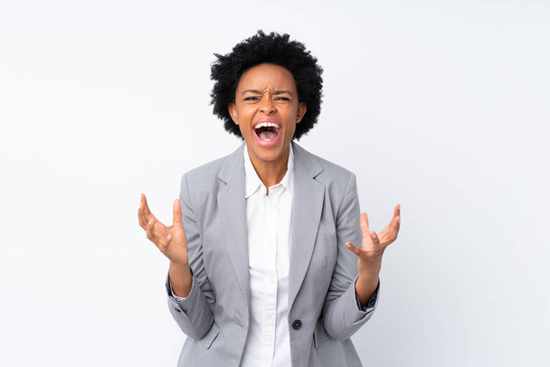 Afrikai amerikai üzletasszony elszigetelt fehér háttér boldogtalan és frusztrált valami - Fotó, kép