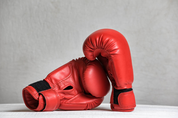 Пара червоних боксерських рукавичок на білому тлі. Крупним планом
 - Фото, зображення