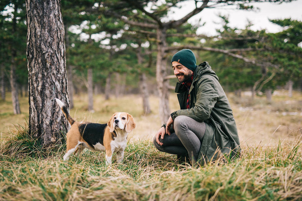 自然界の男と犬 - 写真・画像