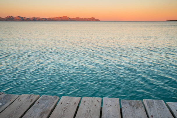 Vacances d'été matin au bord de la mer. Paysage du lever du soleil en arrière-plan
. - Photo, image