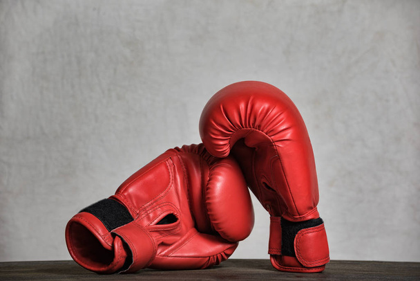 Пара красных боксерских перчаток на белом фоне. Крупный план
 - Фото, изображение