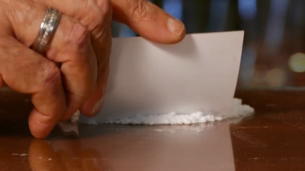 Διαχωρισμός κοκαΐνης στο τραπέζι, παράνομα ναρκωτικά - Πλάνα, βίντεο