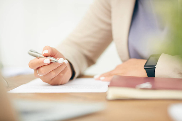 Close-up de empresária irreconhecível assinar documento enquanto trabalhava na mesa no escritório, foco na mão feminina segurando caneta, espaço de cópia
 - Foto, Imagem