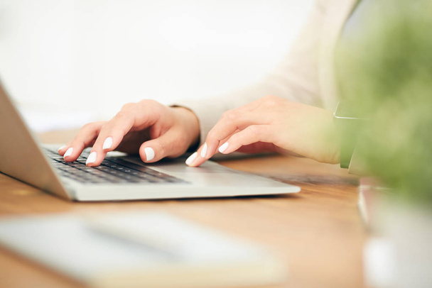Close up de empresária irreconhecível usando laptop enquanto trabalhava na mesa no escritório, foco em mãos femininas digitando no teclado, espaço de cópia
 - Foto, Imagem
